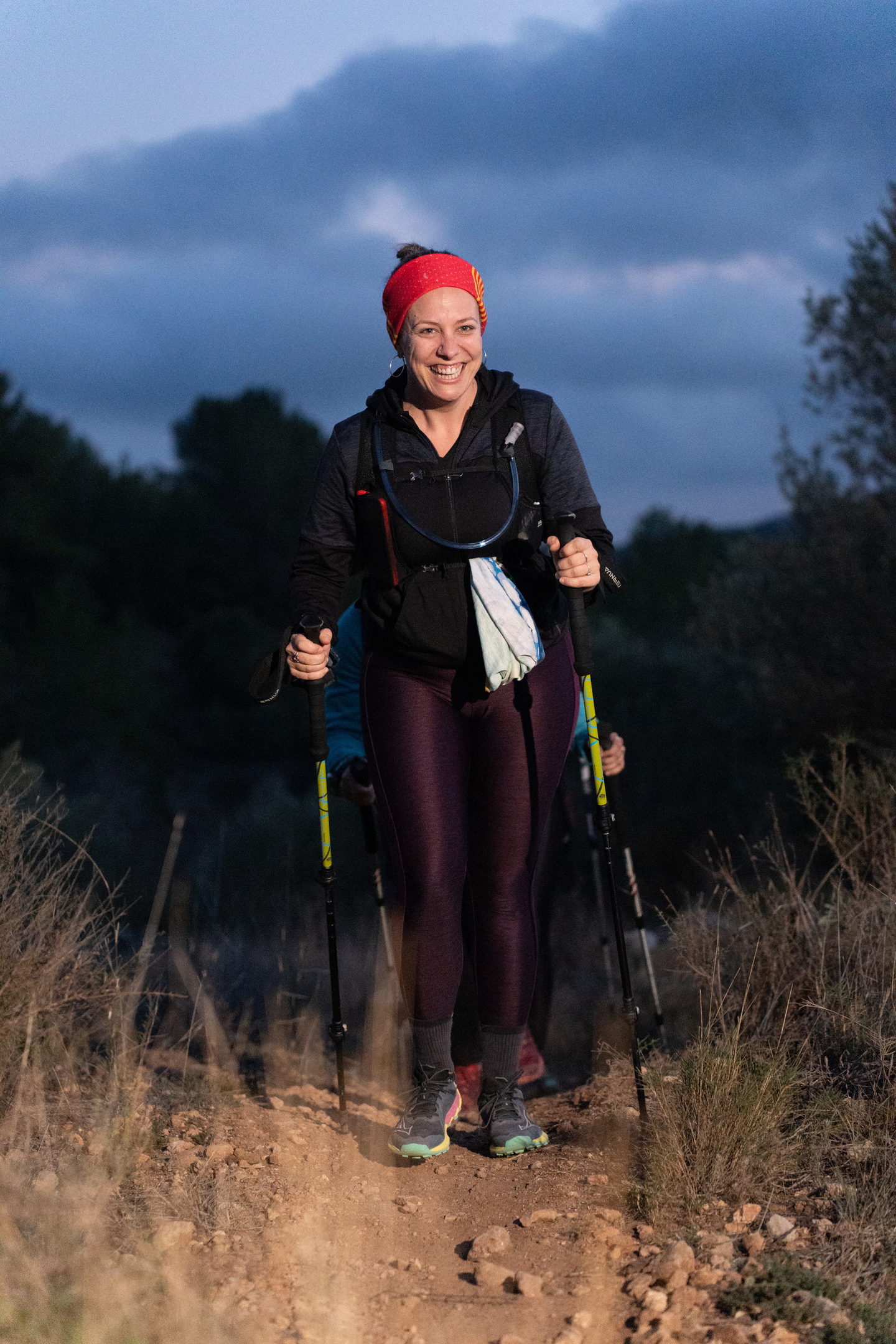 Caminant amb bastons al capvespre